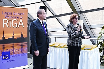 Вице-мэр Риги Андрис Америкс и руководитель Live Rīga  Вита Ермоловича поздравляют профессионалов в преддверии горячего туристического сезона, который вообще-то стал уже круглогодичным. 